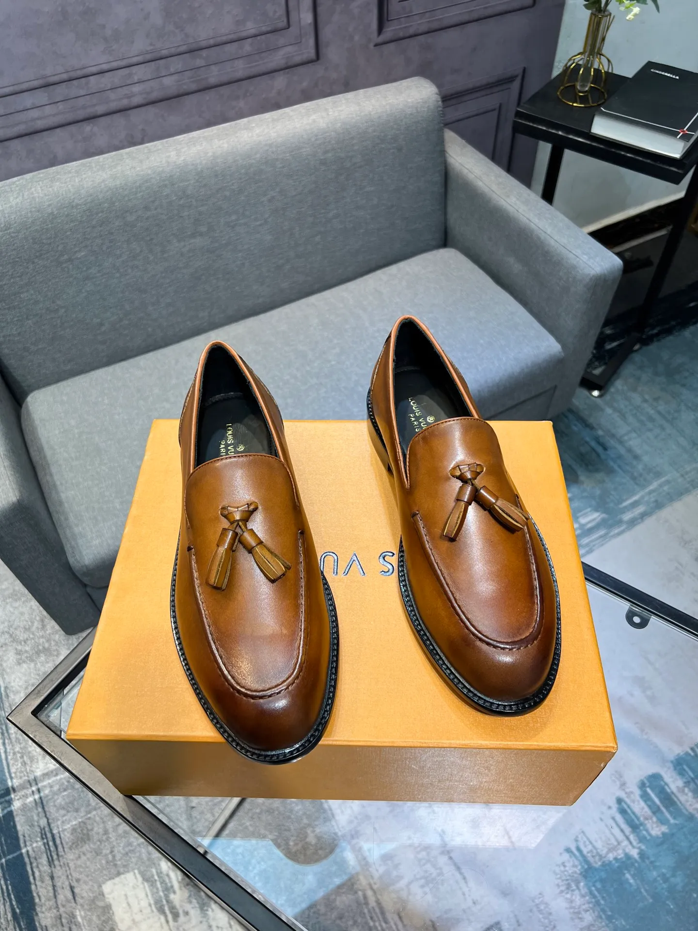 Men's shoes 💰1020 LV top luxury brand, high-quality men's business formal leather shoes, imported genuine leather soles! Customized imported leather, the first layer of open-edge beaded lacquered cowhide, the texture is incomparable, the imported cowhide lining, high-end high-end shoes, don't miss it! size:39-44 (Male 38 45 46 customized)